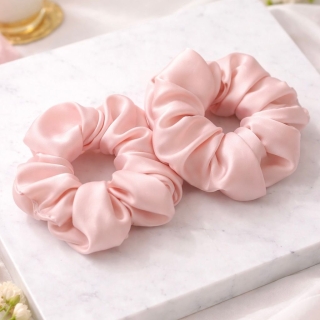 Chouette Scrunchie en Satin Soyeux.