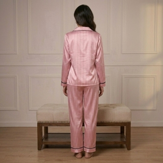 Ensemble de pyjama rayé en satin rose et noir