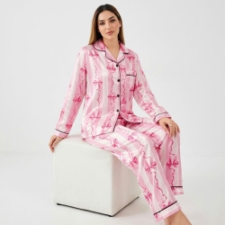Ensemble pyjama satin rose à rayures et nœuds