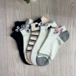 جوارب قصيرة بموديلات ورسومات متنوعة
