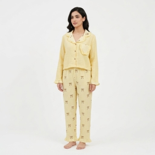 Pyjama jaune pâle en coton gaufré avec col à volants