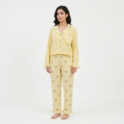 Pyjama jaune pâle en coton gaufré avec col à volants