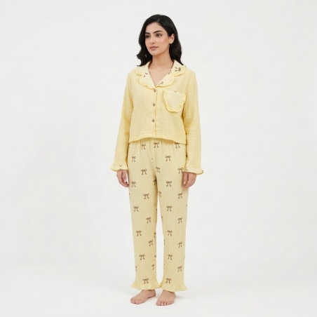 Pyjama jaune pâle en coton gaufré avec col à volants