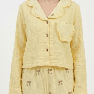 Pyjama jaune pâle en coton gaufré avec col à volants