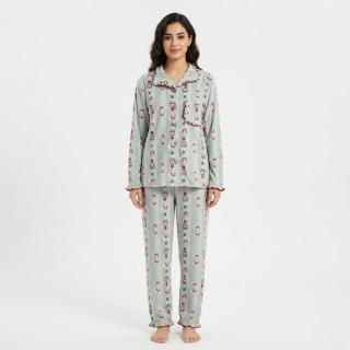 Pyjama Douillet à Motif Festif et Bordures Ondulées