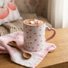 Mug "Pink Coquette" à motifs petits nœuds et cœurs.